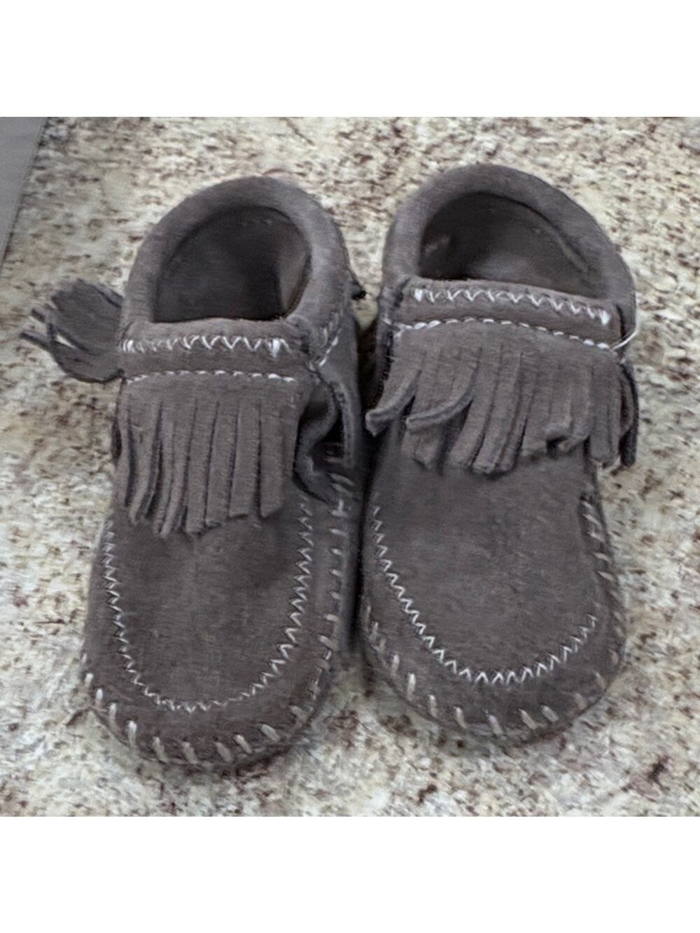 Minnetonka Riley Kids Size 4 Fringe Moccasins Grey booties